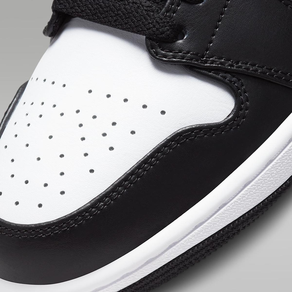 Air Jordan 1 Low 553558-040 – Unisex Classic Black/White Sneaker