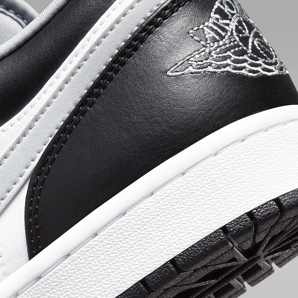 Air Jordan 1 Low 553558-040 – Unisex Classic Black/White Sneaker