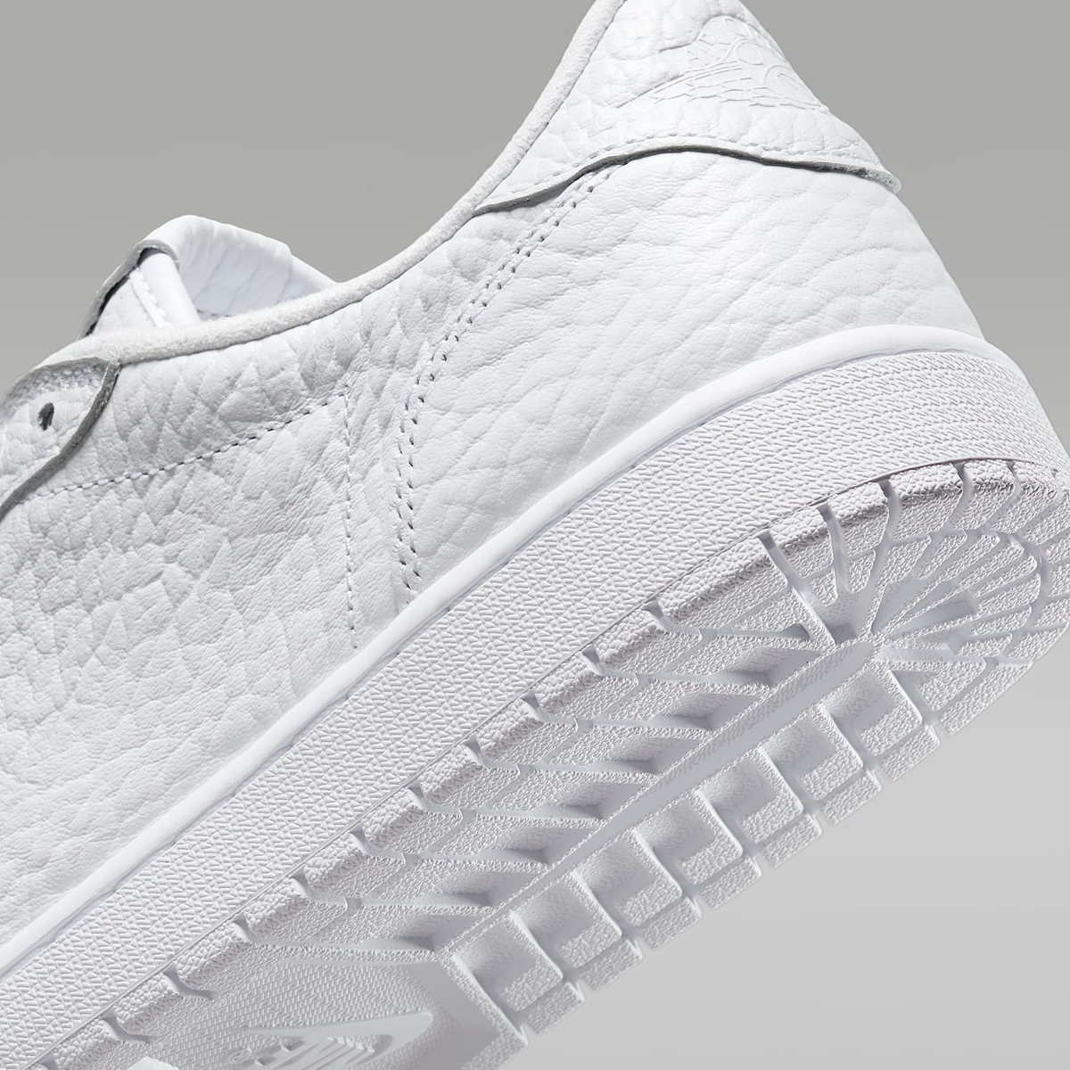 Air Jordan 1 Retro Low 872782-100 – Unisex Classic White Sneaker