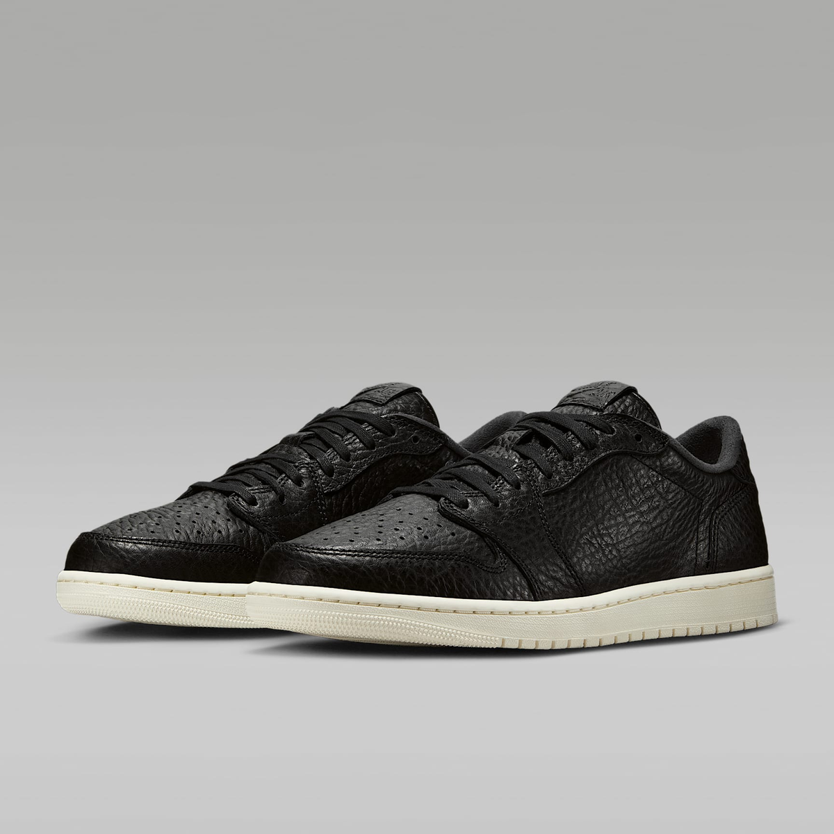 Air Jordan 1 Retro Low 848775-005 – Unisex Classic Black Sneaker