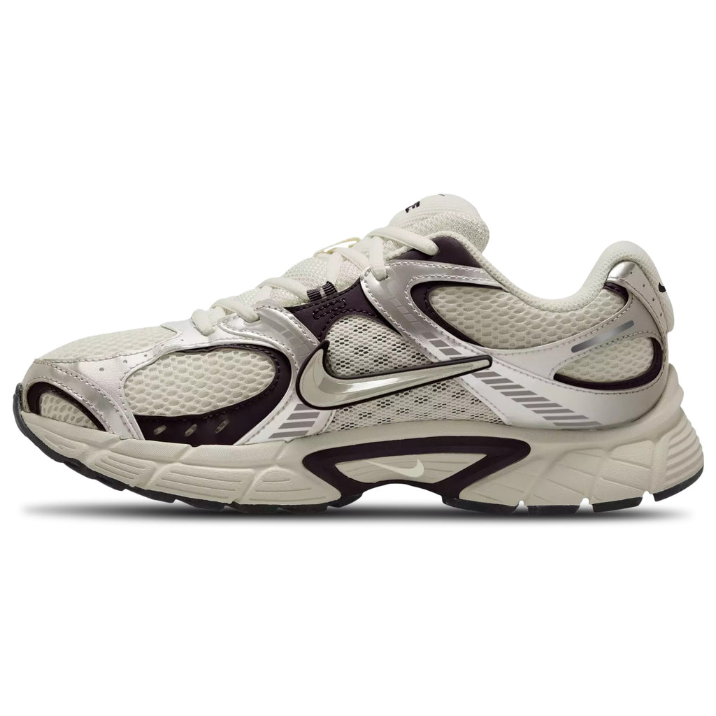 Nike V5 RNR HJ5228-011 – Streamlined Retro-Inspired Running Sneaker